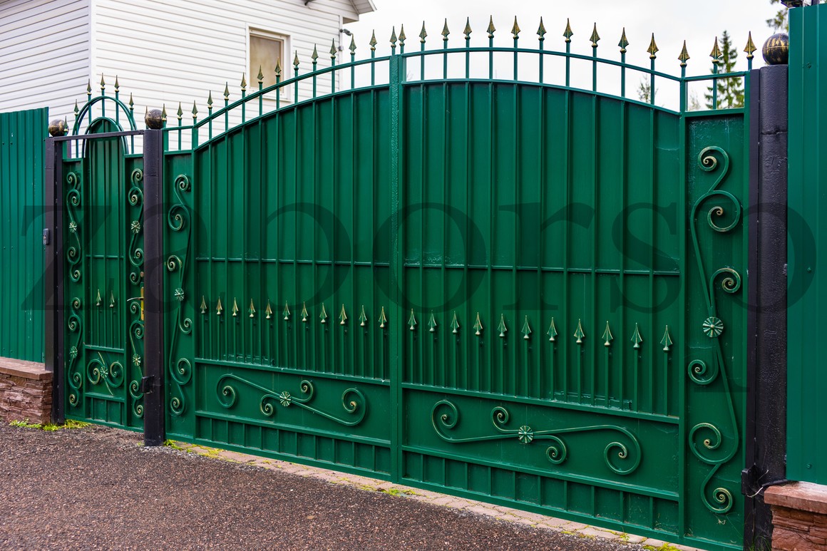 Краска для забора из металла. Кованые ворота зеленые. Ворота из зеленого профнастила. Кованый забор из профнастила. Кованые ворота зеленого цвета.